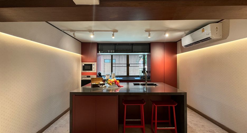 For rent 4 bedrooms townhouse in Mueang Chiang Mai, Chiang Mai
