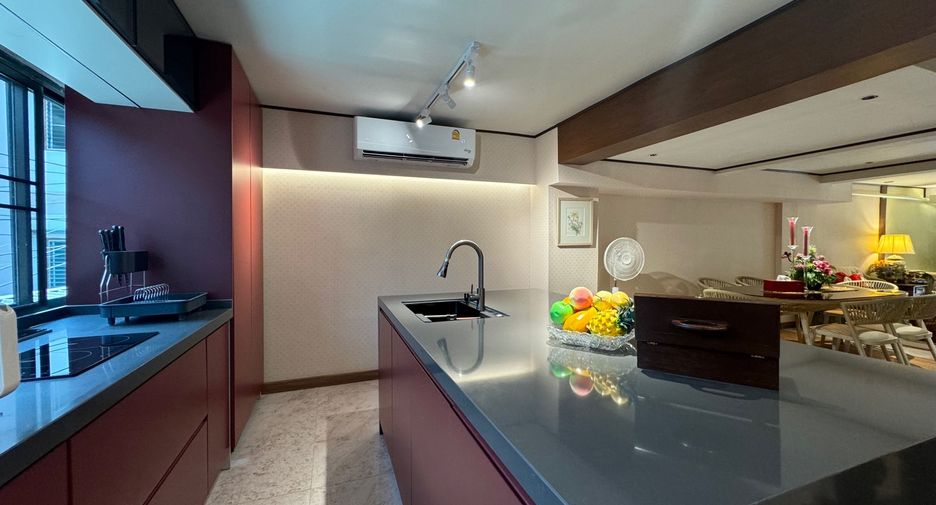 For rent 4 bedrooms townhouse in Mueang Chiang Mai, Chiang Mai