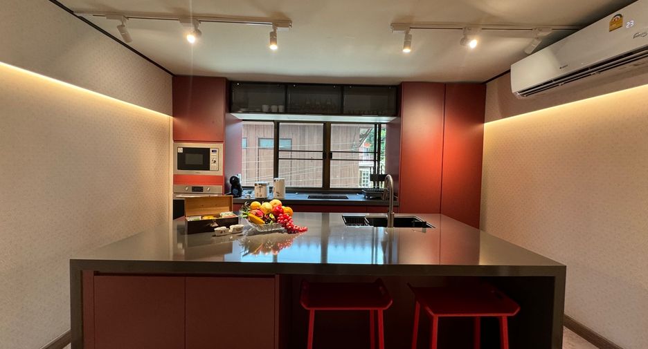 For rent 4 bedrooms townhouse in Mueang Chiang Mai, Chiang Mai