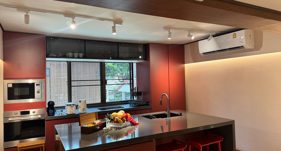 For rent 4 bedrooms townhouse in Mueang Chiang Mai, Chiang Mai