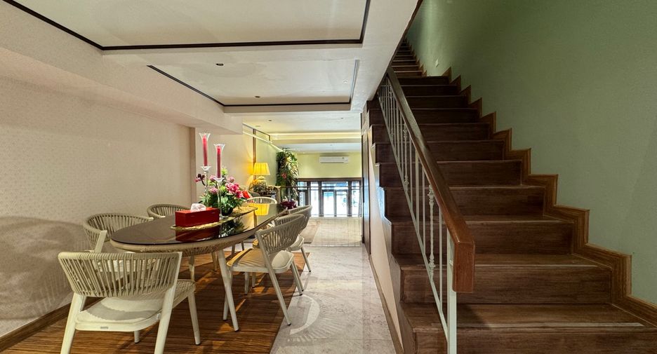 For rent 4 bedrooms townhouse in Mueang Chiang Mai, Chiang Mai
