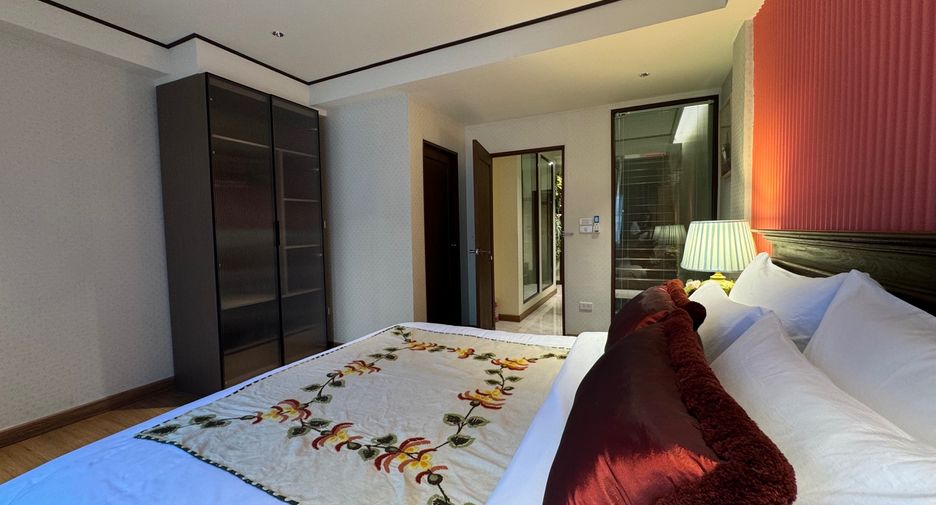 For rent 4 bedrooms townhouse in Mueang Chiang Mai, Chiang Mai