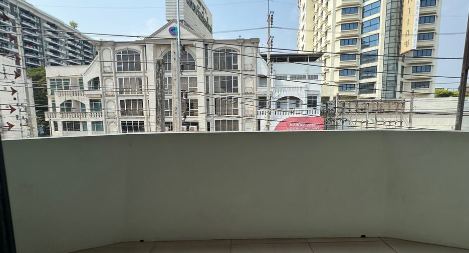 For rent 4 bedrooms townhouse in Mueang Chiang Mai, Chiang Mai