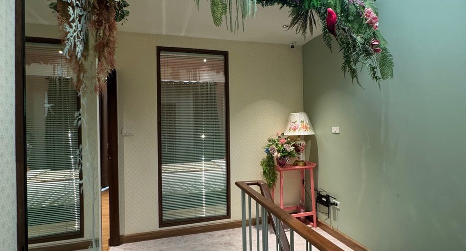 For rent 4 bedrooms townhouse in Mueang Chiang Mai, Chiang Mai