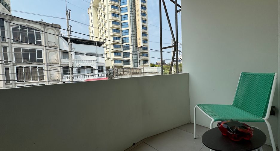 For rent 4 bedrooms townhouse in Mueang Chiang Mai, Chiang Mai