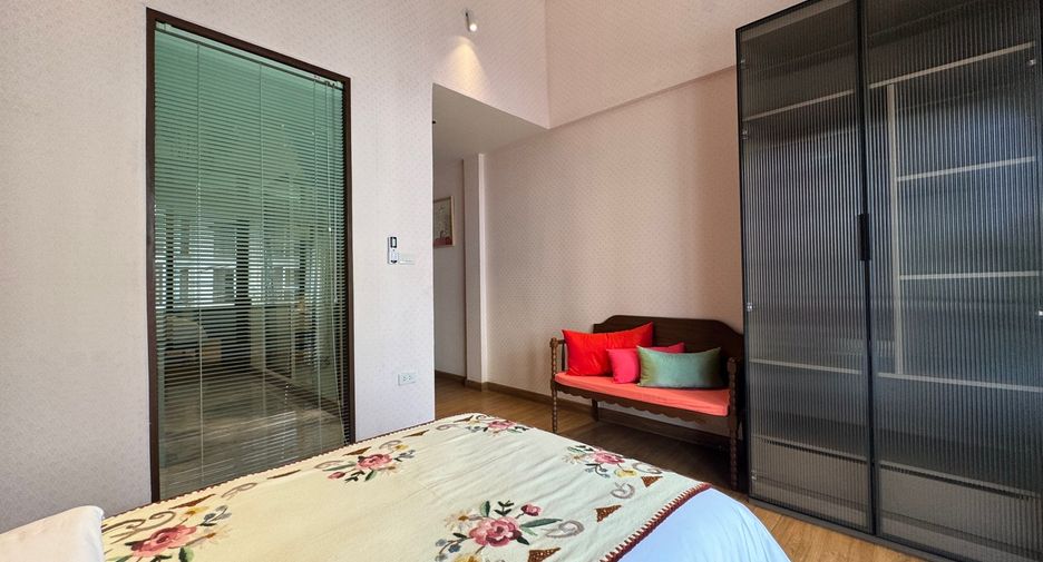 For rent 4 bedrooms townhouse in Mueang Chiang Mai, Chiang Mai