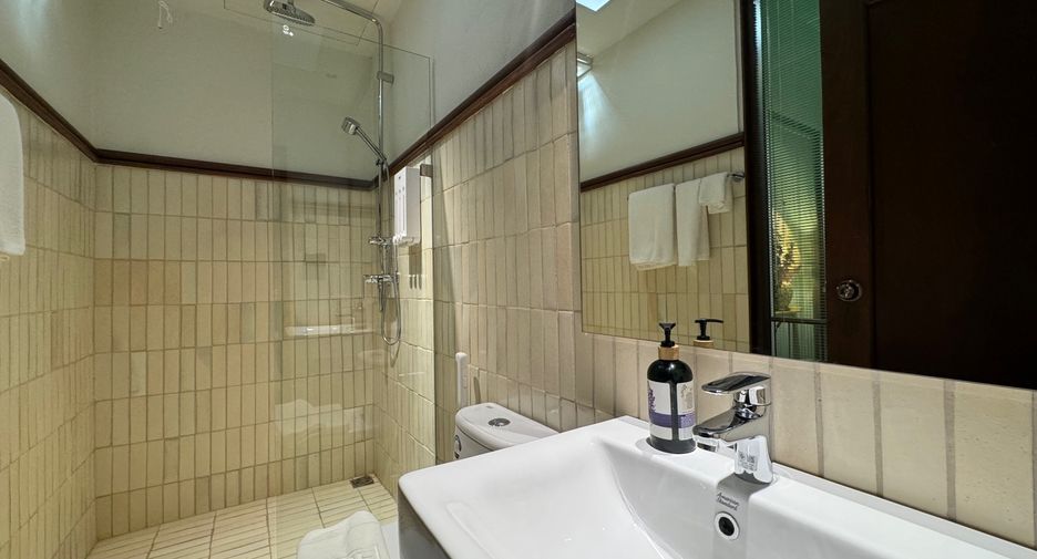 For rent 4 bedrooms townhouse in Mueang Chiang Mai, Chiang Mai