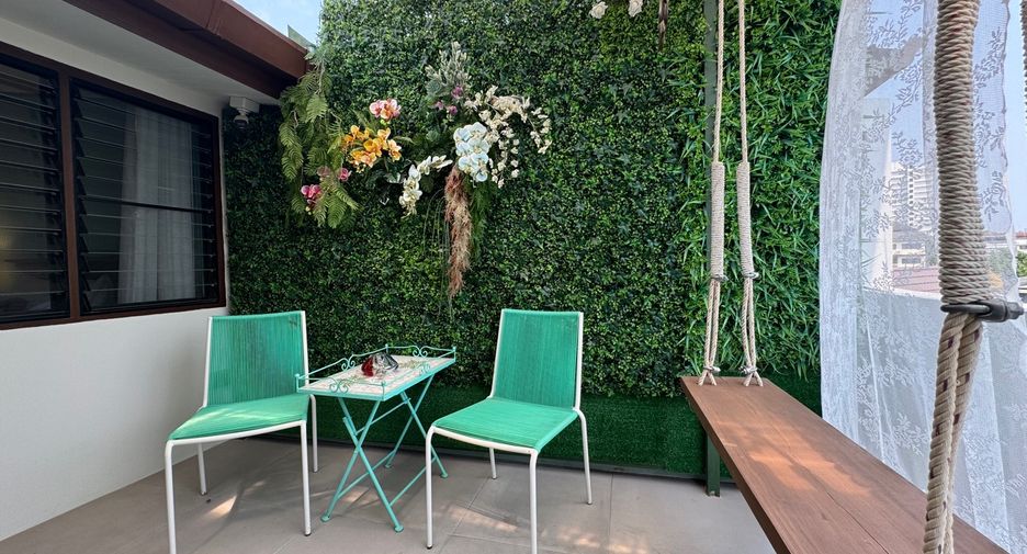 For rent 4 bedrooms townhouse in Mueang Chiang Mai, Chiang Mai