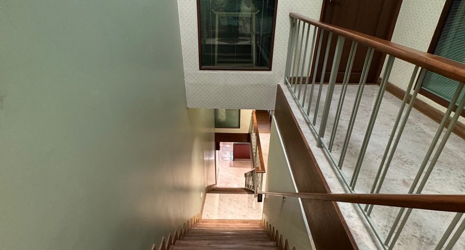 For rent 4 bedrooms townhouse in Mueang Chiang Mai, Chiang Mai