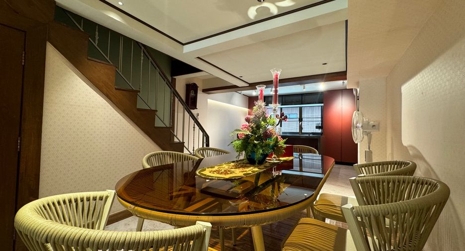 For rent 4 bedrooms townhouse in Mueang Chiang Mai, Chiang Mai