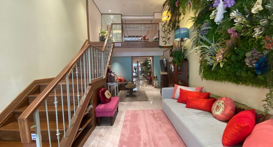 For rent 4 bedrooms townhouse in Mueang Chiang Mai, Chiang Mai