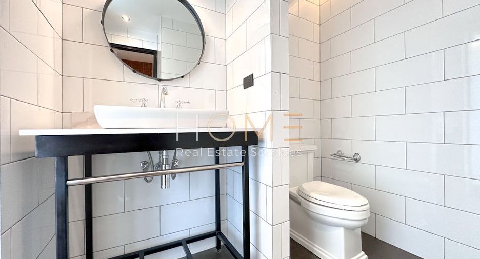 For sale 4 bedrooms condo in Watthana, Bangkok