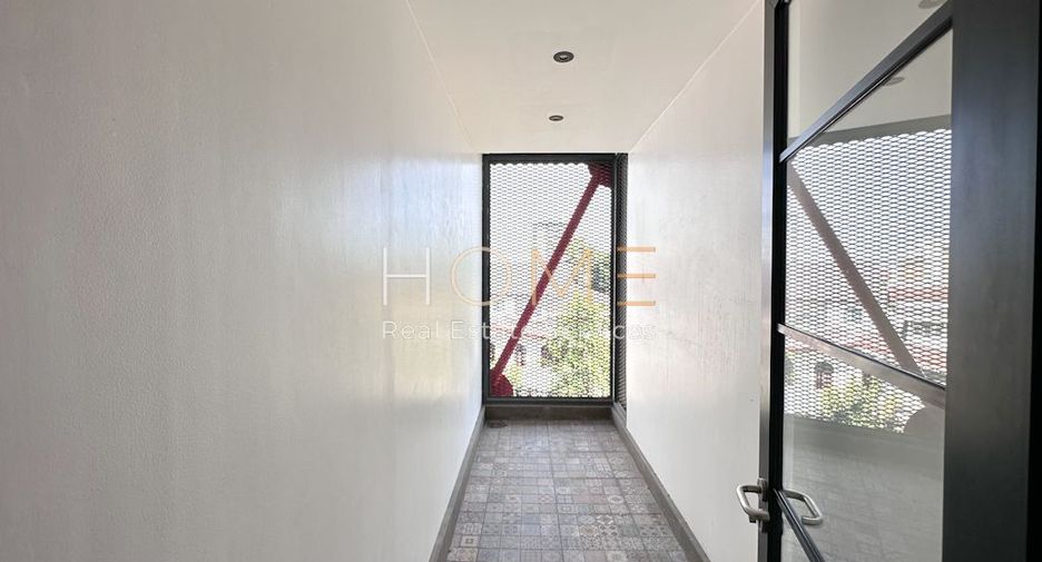 For sale 4 bedrooms condo in Watthana, Bangkok