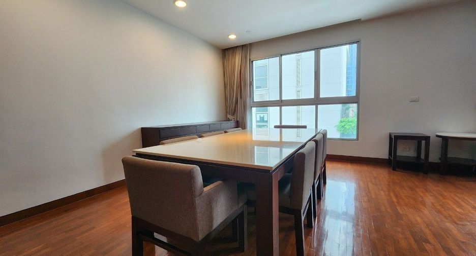 For rent 3 bedrooms apartment in Khlong Toei, Bangkok