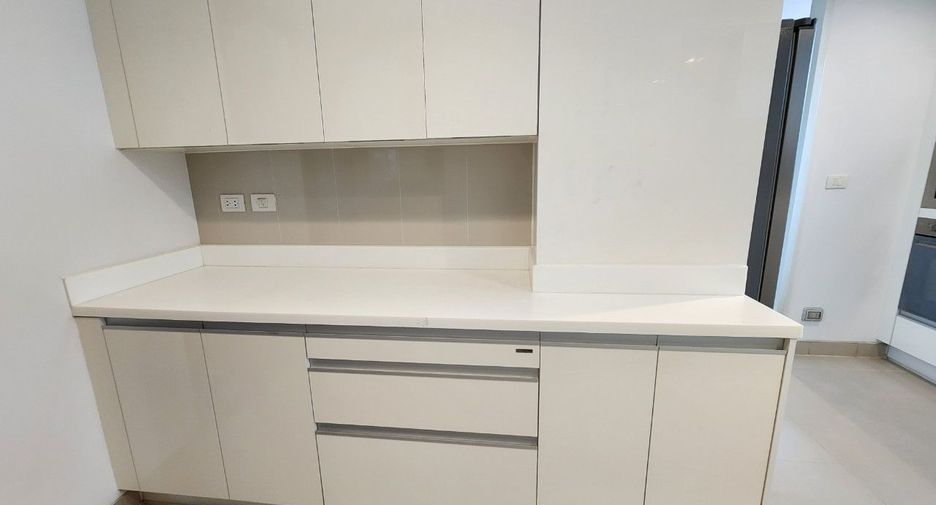 For rent 3 bedrooms apartment in Khlong Toei, Bangkok