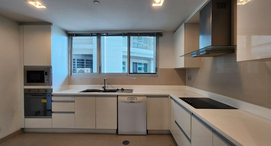 For rent 3 bedrooms apartment in Khlong Toei, Bangkok