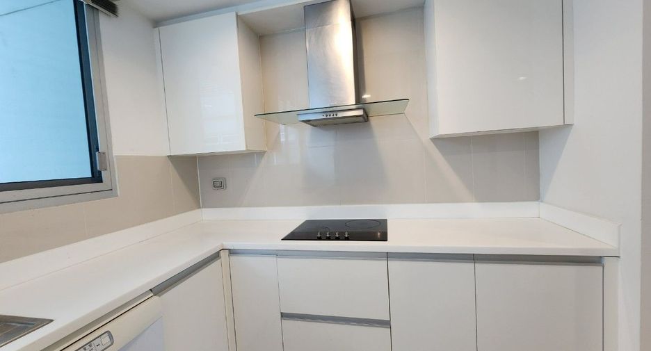 For rent 3 bedrooms apartment in Khlong Toei, Bangkok