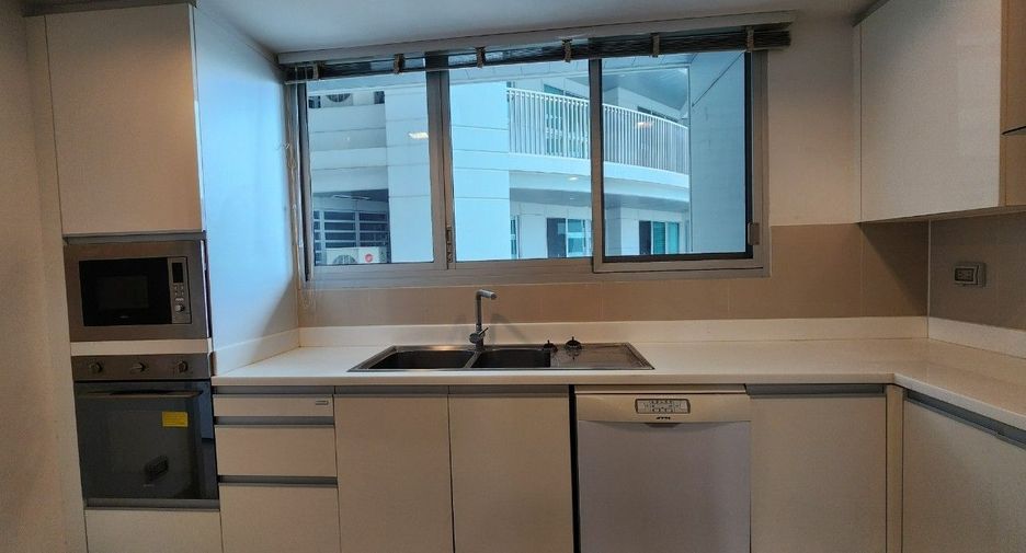 For rent 3 bedrooms apartment in Khlong Toei, Bangkok