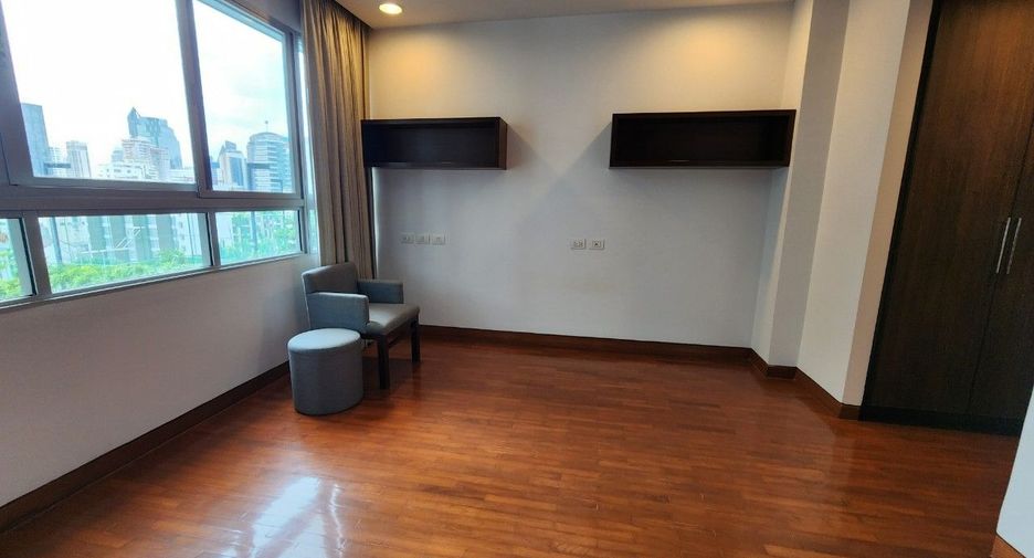 For rent 3 bedrooms apartment in Khlong Toei, Bangkok