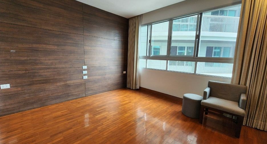 For rent 3 bedrooms apartment in Khlong Toei, Bangkok