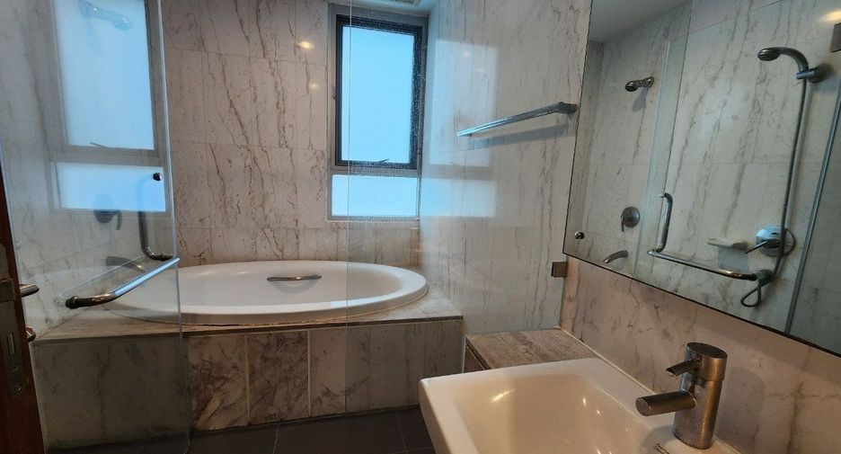 For rent 3 bedrooms apartment in Khlong Toei, Bangkok