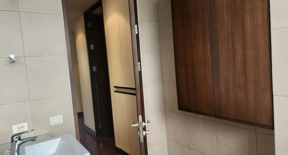 For rent 3 bedrooms apartment in Pathum Wan, Bangkok