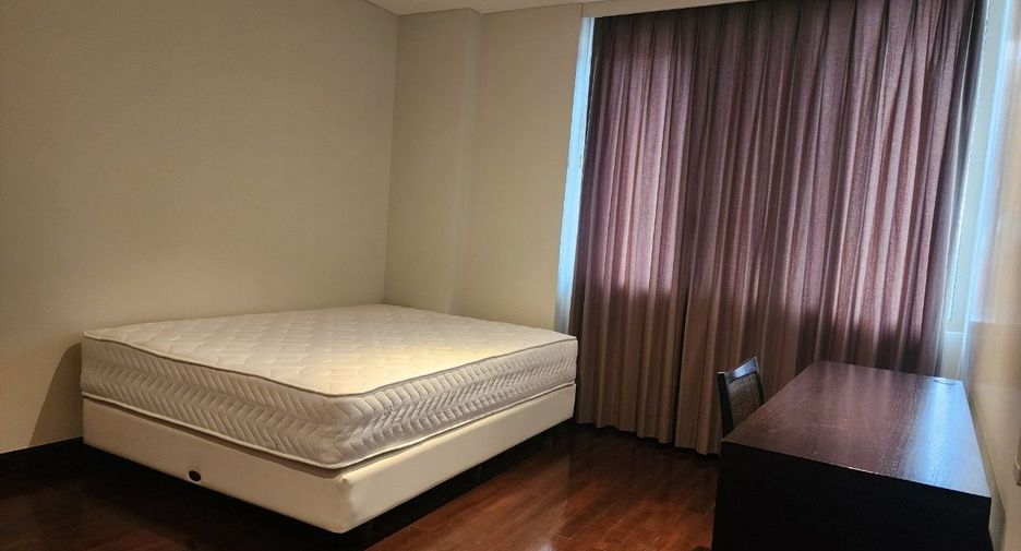 For rent 3 bedrooms apartment in Pathum Wan, Bangkok