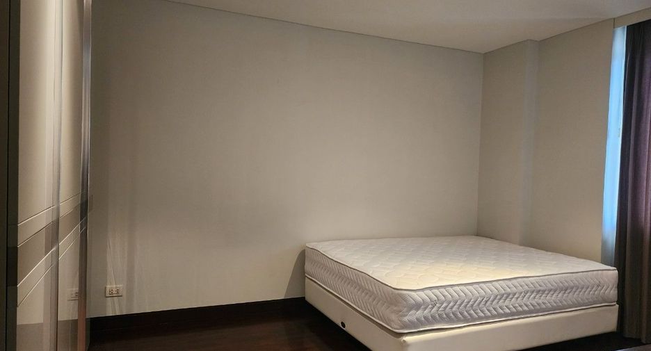 For rent 3 bedrooms apartment in Pathum Wan, Bangkok