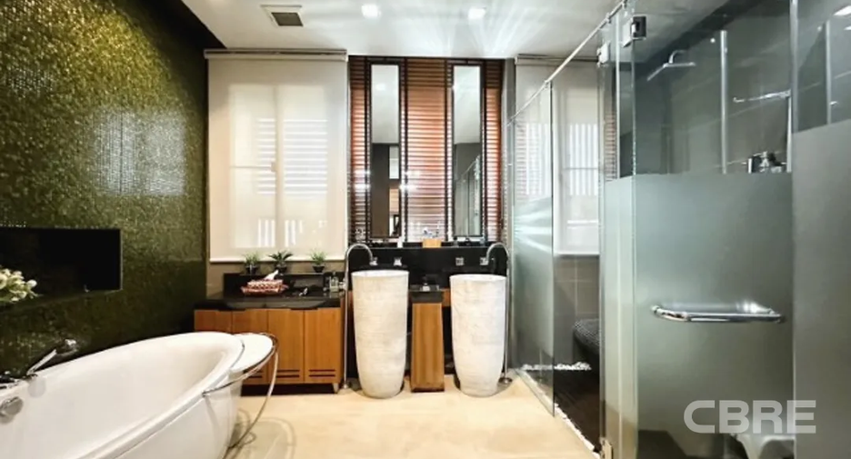 For sale 4 bedrooms house in Watthana, Bangkok