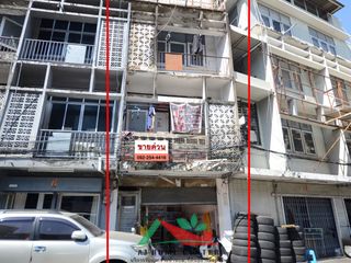 For sale 9 bedrooms retail Space in Huai Khwang, Bangkok
