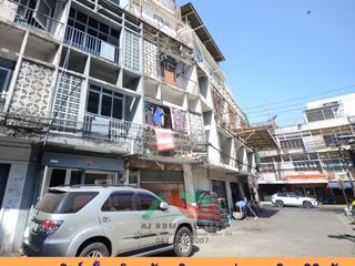For sale 9 bedrooms retail Space in Huai Khwang, Bangkok
