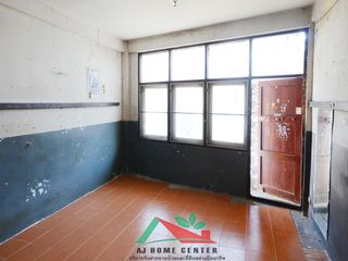 For sale 9 bedrooms retail Space in Huai Khwang, Bangkok