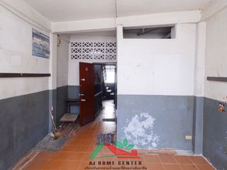 For sale 9 bedrooms retail Space in Huai Khwang, Bangkok