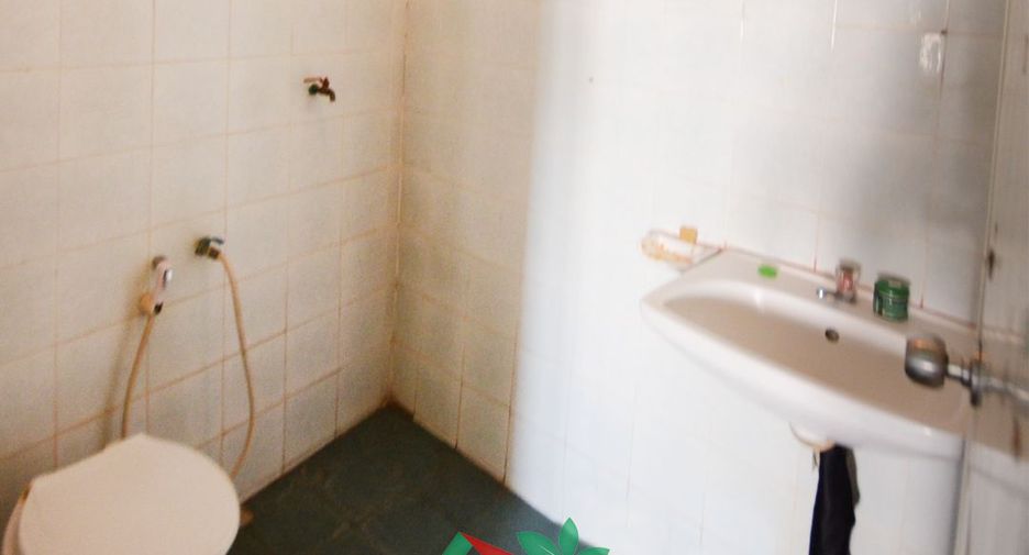 Local comercial en venta de 9 habitaciones en Huai Khwang, Bangkok
