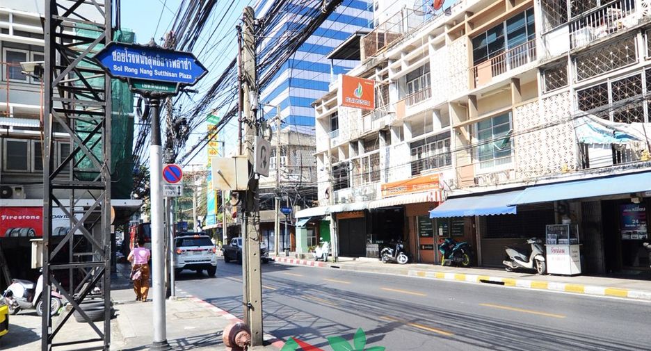 Local comercial en venta de 9 habitaciones en Huai Khwang, Bangkok