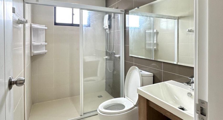 For rent 3 bedrooms townhouse in Pak Kret, Nonthaburi