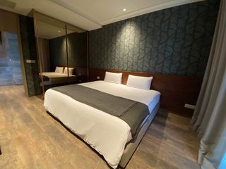 For rent 3 bed condo in Pathum Wan, Bangkok