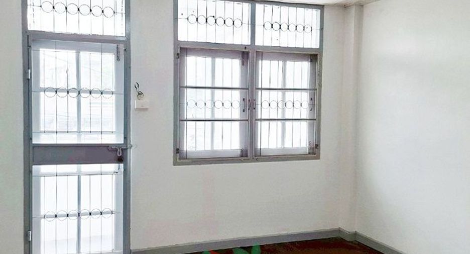 À vendre 2 chambres maison de ville à Suan Luang, Bangkok
