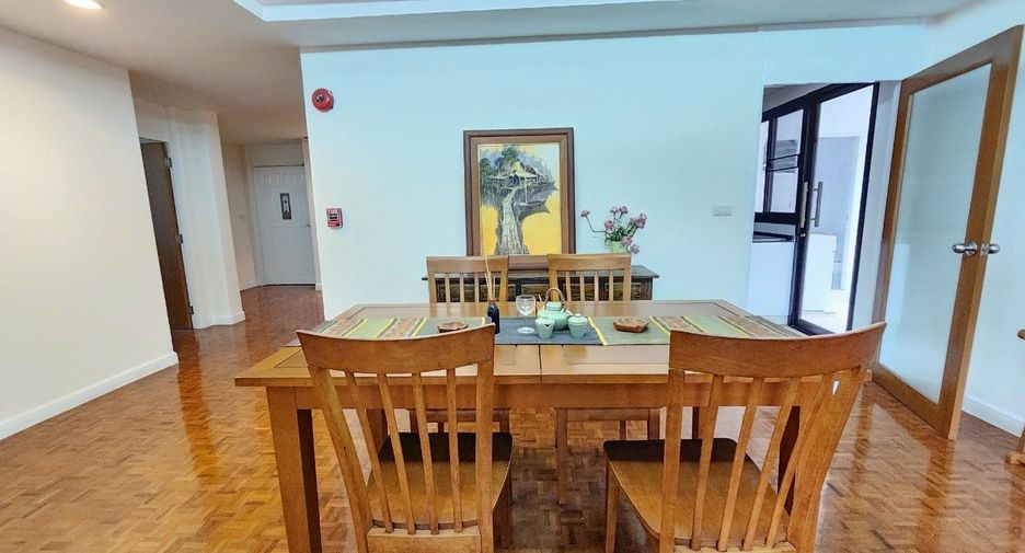 For rent 3 bedrooms apartment in Khlong Toei, Bangkok