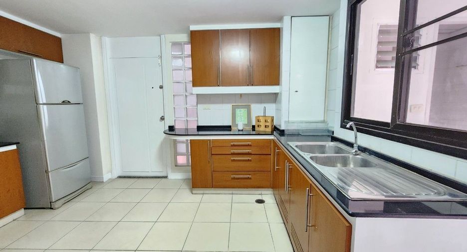 For rent 3 bedrooms apartment in Khlong Toei, Bangkok