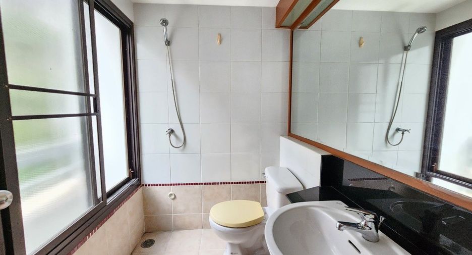 For rent 3 bedrooms apartment in Khlong Toei, Bangkok