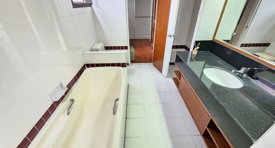 For rent 3 bedrooms apartment in Khlong Toei, Bangkok