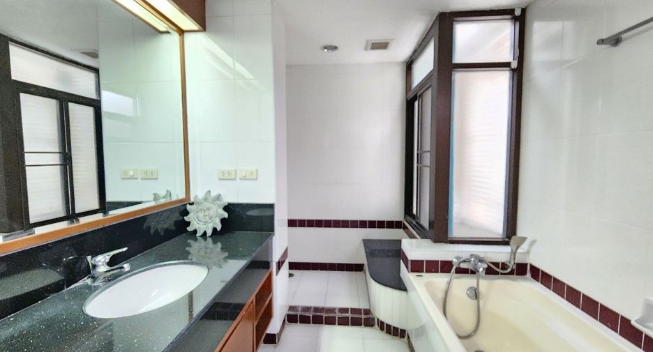 For rent 3 bedrooms apartment in Khlong Toei, Bangkok