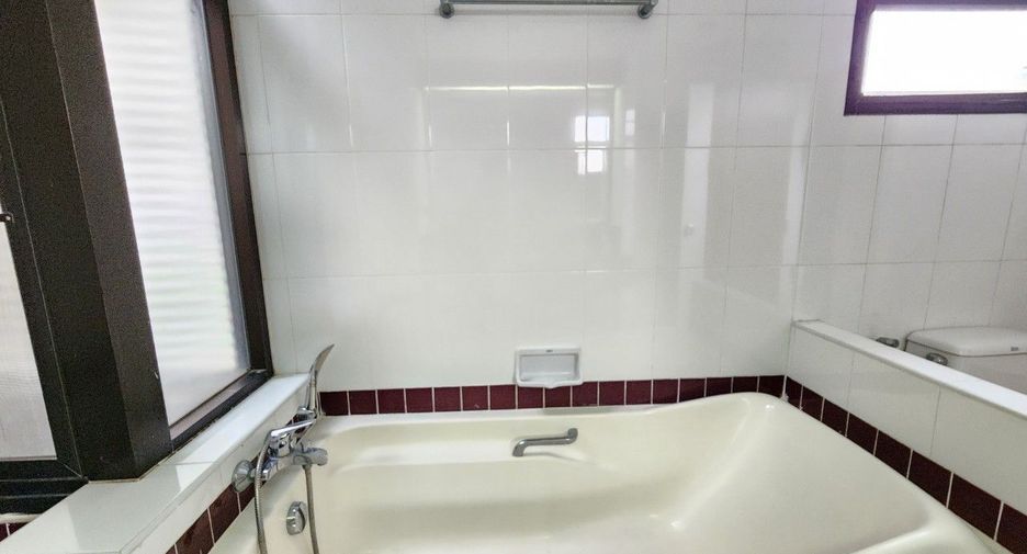 For rent 3 bedrooms apartment in Khlong Toei, Bangkok