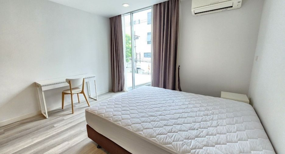 For rent 2 bedrooms apartment in Khlong Toei, Bangkok