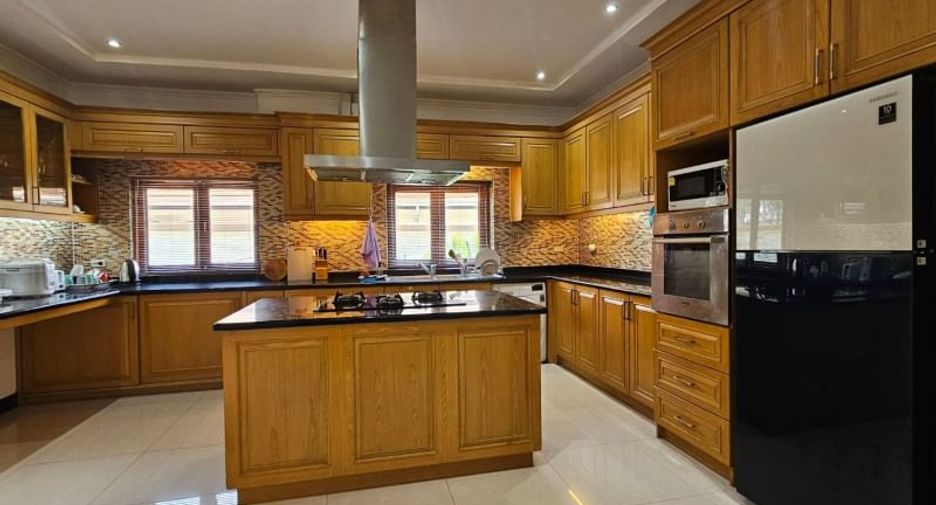 For rent 6 bedrooms house in East Pattaya, Pattaya