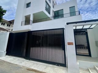 For rent 4 Beds house in Khlong Toei, Bangkok