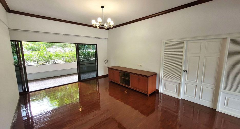 For rent 3 bedrooms apartment in Khlong Toei, Bangkok