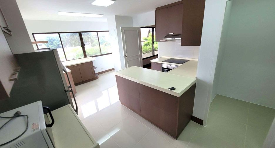 For rent 3 bedrooms apartment in Khlong Toei, Bangkok