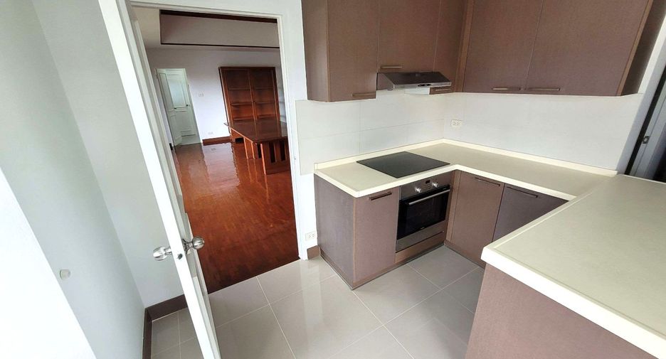 For rent 3 bedrooms apartment in Khlong Toei, Bangkok